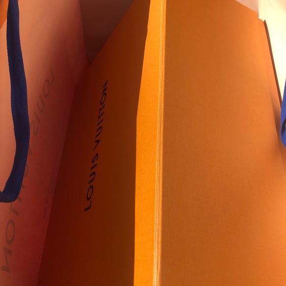 LV twist crossbody purse in black - Picture 8 of 8